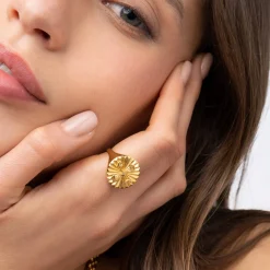 Tyra Initial Medallion Ring - Gold Vermeil